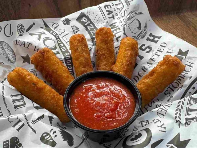 Mozzarella Sticks (6).